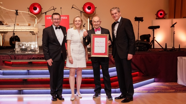 'Goldene Uhr des SG': Süßwarenhandelsverband ehrt Chefs von Viba und WHG - v.l.: Ulrich Zuenelli (SG-Aufsichtsratsvorsitzender), Laudatorin Felicitas Kotsch von der Hochschule Schmalkalden, Preisträger Karl Heinz Einhäuser (Viba) und Hans Strohmaier (SG-Vorstandsvorsitzender) - Quelle: SG